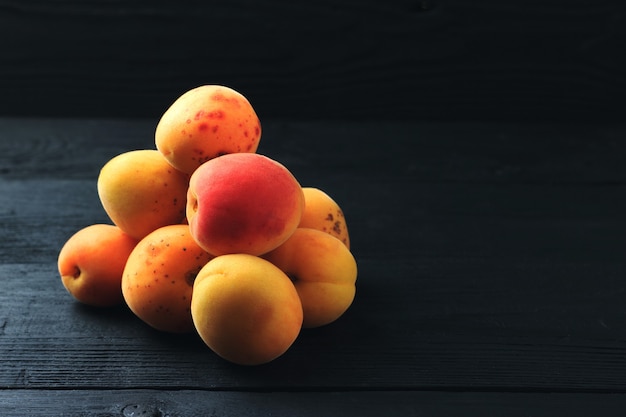 Abricots sur fond de bois noir