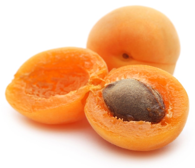 Abricots frais sur fond blanc