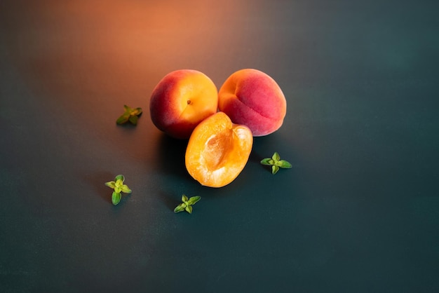 Abricots frais sur fond vert foncé