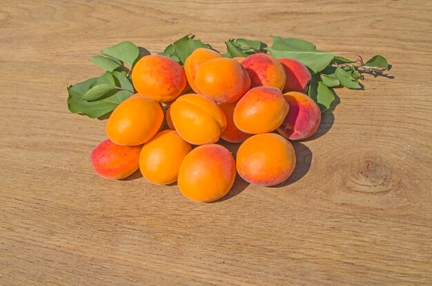 Abricots frais sur une table en bois