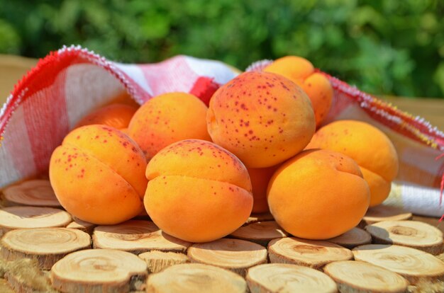 Abricots frais sur la table