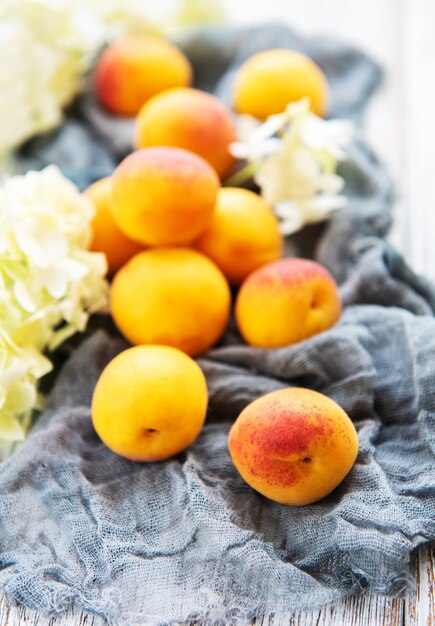 Abricots frais sur une table