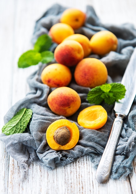 Abricots frais sur une table