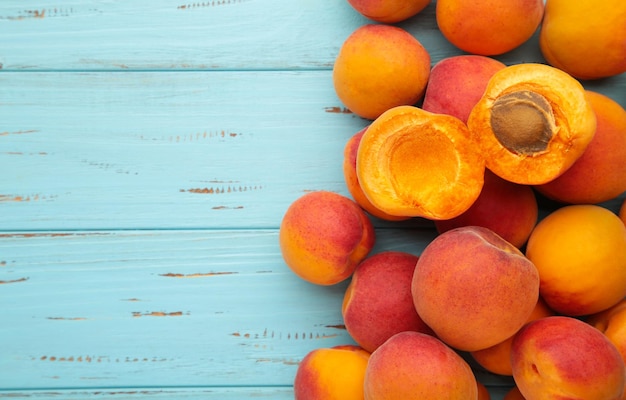 Abricots frais sur un vieux fond bleu Espace pour le texte