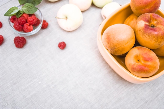 Abricots framboises et pommes