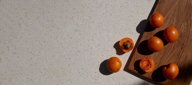 Abricots de fruits d'été frais et sains sous des ombres dures Espace de copie d'été Bannière extra large