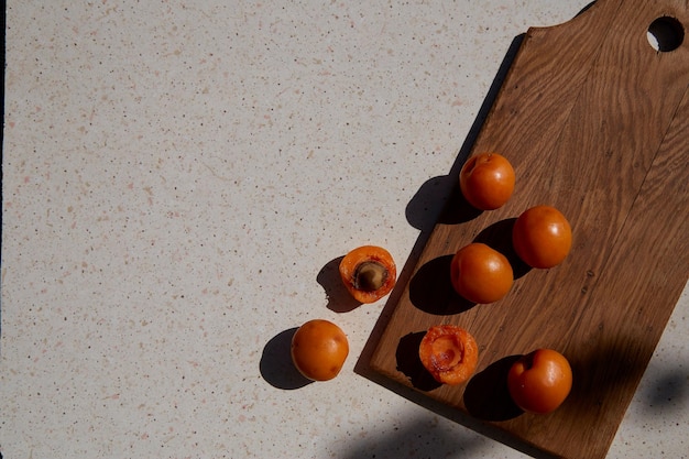 Abricots de fruits d'été frais et sains sous des ombres dures Espace de copie d'été Bannière extra large