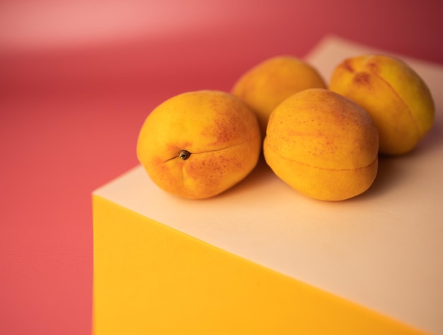 Abricots sur l'illusion de la plate-forme color block