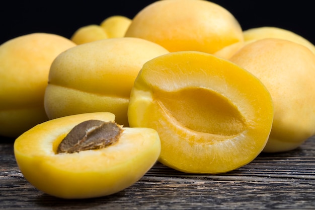 Abricots jaunes maison coupés en morceaux pour la cuisson, abricots délicieux et sains