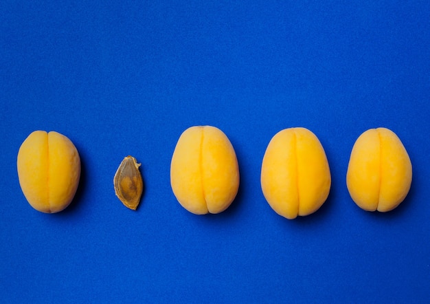 Abricots jaunes sur une table bleue