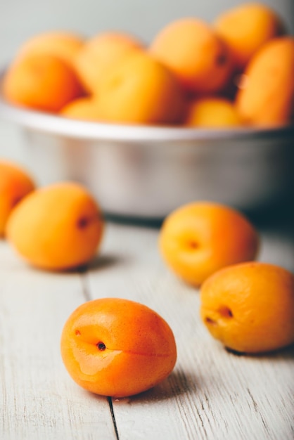 Abricots moelleux sur une surface en bois clair