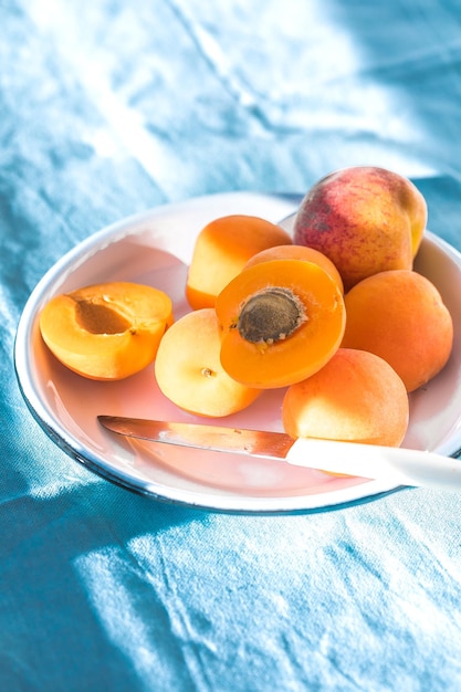 Abricots mûrs avec espace de copie pour le texte Divers fruits d'été frais