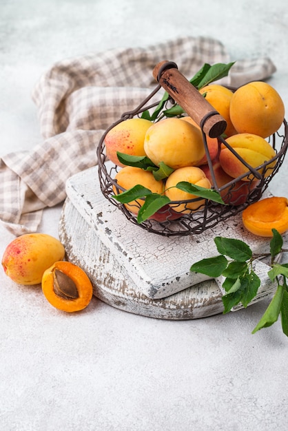 Abricots mûrs frais dans le panier