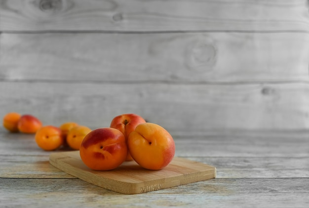 Abricots mûrs frais sur un espace de copie de table en bois