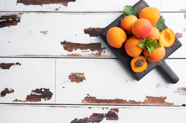 Abricots mûrs juteux avec feuilles de menthe