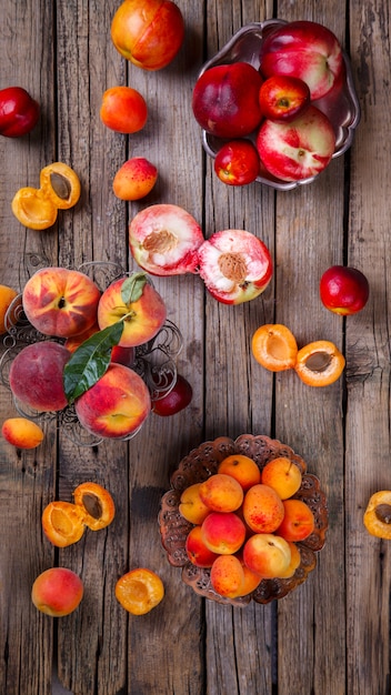 Abricots, Pêches. Fruits d&#39;été.