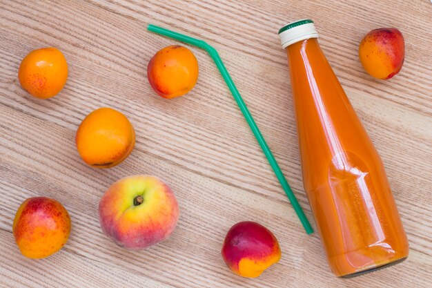 Photo abricots, pêches et smoothies aux fruits sur la table.