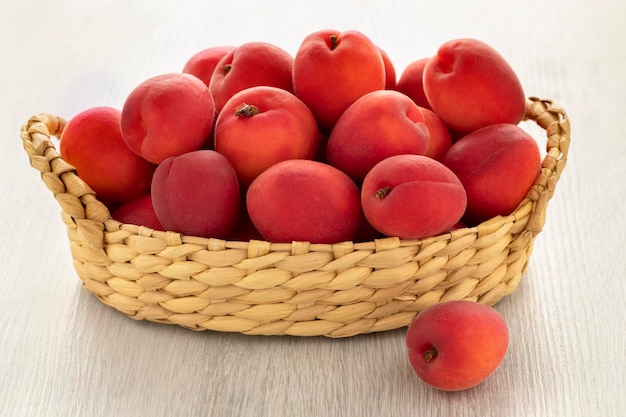 Abricots rouges frais de velours dans un panier