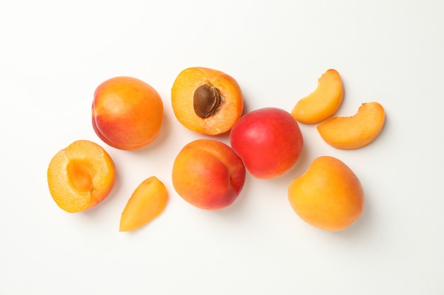 Abricots savoureux sur fond blanc, vue de dessus