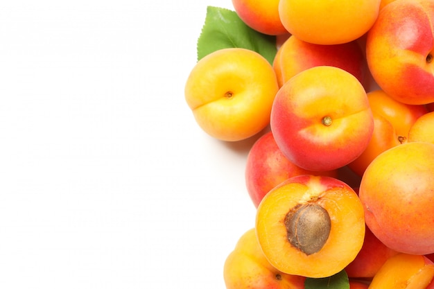 Abricots savoureux frais isolés sur fond blanc