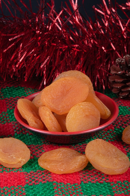 Abricots secs dans un bol sur un fond de Noël