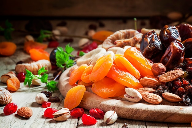 Abricots secs ensemble de noix et de fruits secs vintage background selective focus