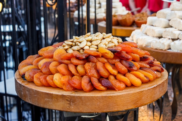 Abricots secs entiers avec des noix en poterie
