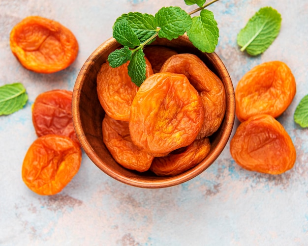 Abricots secs sur fond de béton gris