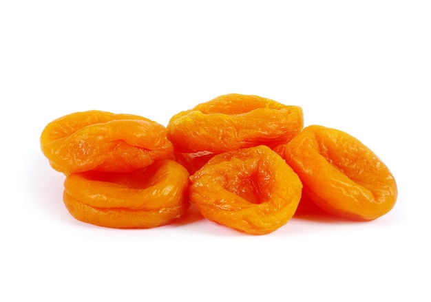 Abricots secs sur fond blanc