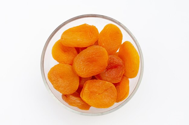 Abricots secs sur fond blanc