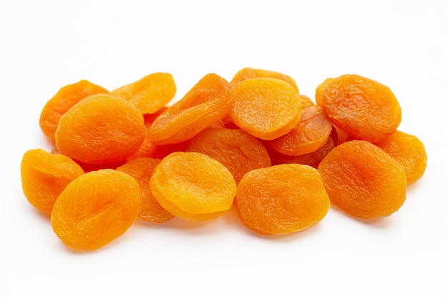 Abricots secs sur fond blanc