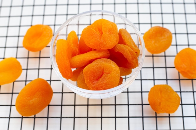 Abricots secs sur fond blanc