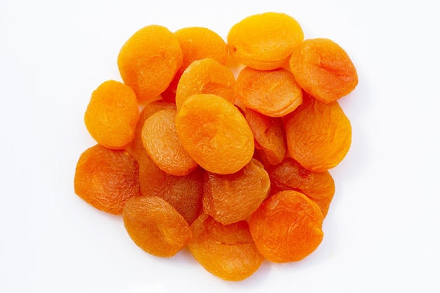 Abricots secs sur fond blanc