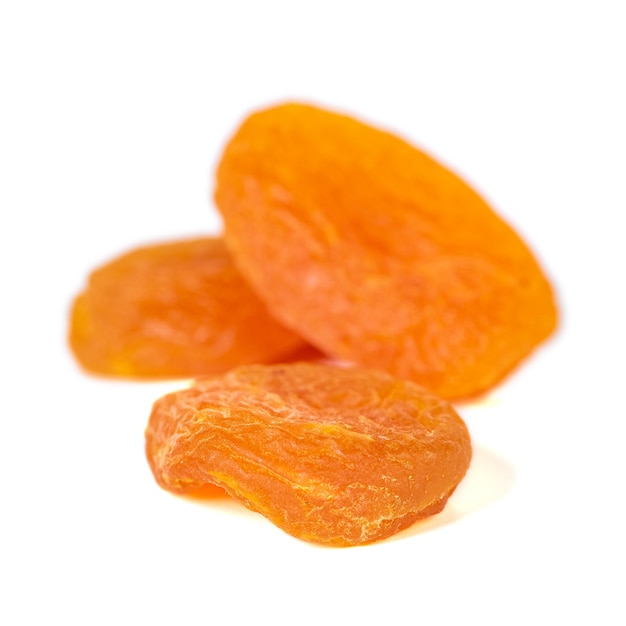 Abricots secs isolés sur blanc. La nourriture saine. Fruit.