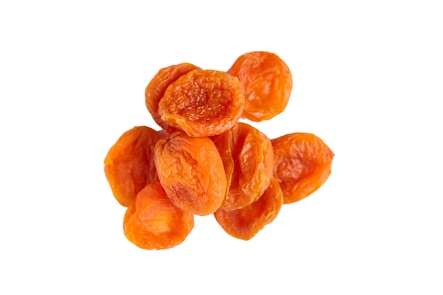 Abricots secs isolés sur blanc