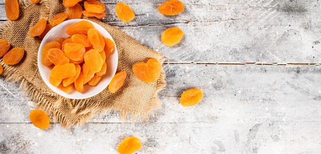 Photo abricots secs parfumés dans un bol sur la table