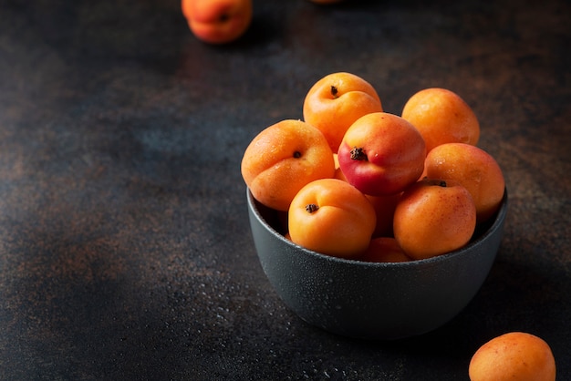 Abricots sucrés dans un tableau sombre