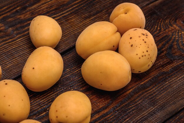 Abricots sur table en bois foncé