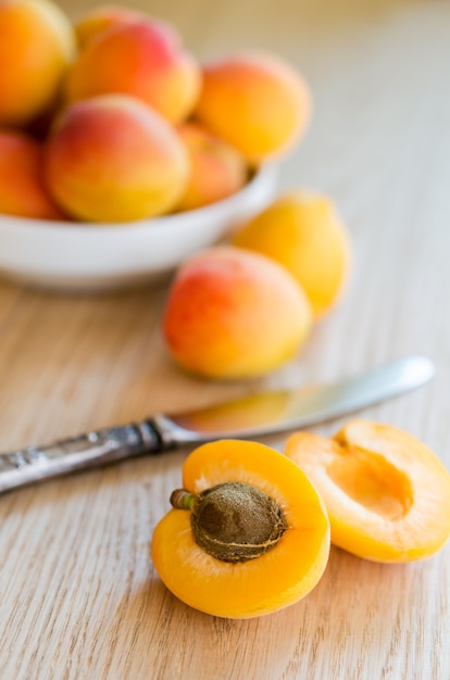 Abricots sur table en bois