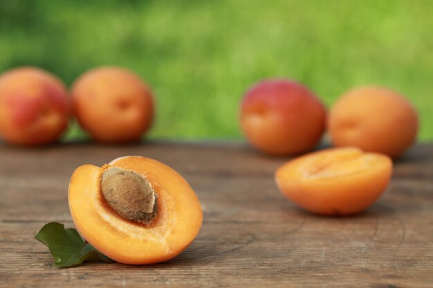 Abricots sur une table en bois