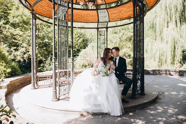 Absolument magnifique jeune couple de mariage marchant et posant dans la forêt.