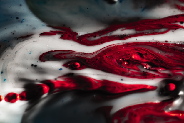 Abstraction de couleur de l'huile dans l'eau. Un gros plan d'un objet rond. Photo macro.