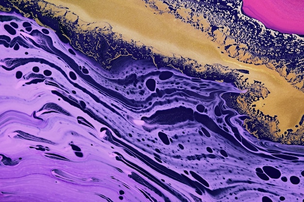 Abstraction d'or métallique sur des vagues violettes Fond ou texture d'effet de marbre d'art fluide