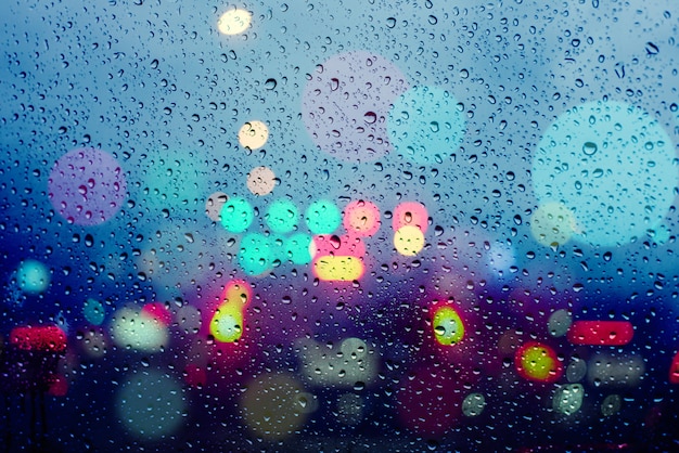 Abstrait Arrière-plan Flou Avec Bokeh De La Voiture Légère Sous La Pluie