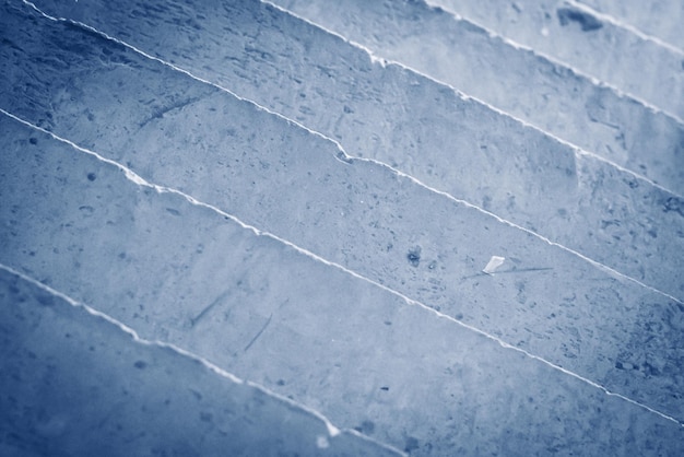 Abstrait arrière-plan photo réelle Lignes diagonales Vue d'en haut des escaliers en béton comme un motif de mur de carreaux de grès céramique avec des veines irrégulières conception de décor de texture de matériau Vignette foncée bleu clair