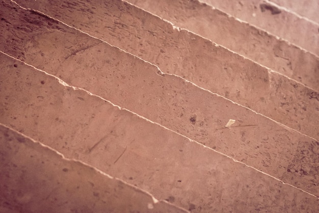 Abstrait arrière-plan photo réelle Lignes diagonales Vue d'en haut des escaliers en béton comme un motif de mur de carreaux de grès céramique avec des veines irrégulières matériau texture décor design Brun rouge clair