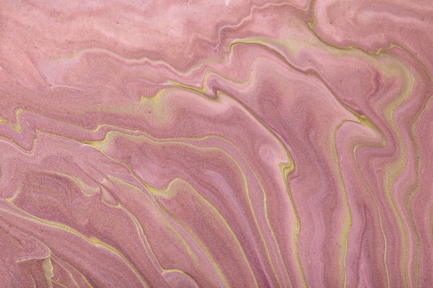 Abstrait art fluide fond rose foncé et couleurs dorées. Marbre liquide. Peinture acrylique avec dégradé lilas et éclaboussures.