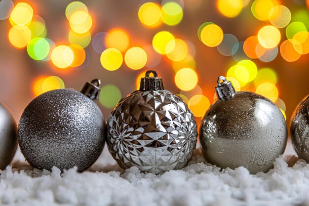 Abstrait avènement fond de Noël décorations d'hiver boules d'ornements sur fond de neige et ...