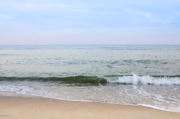 Abstrait de la belle mer été. Plage de sable doré avec océan bleu et cloudscape et coucher de soleil à l'arrière.