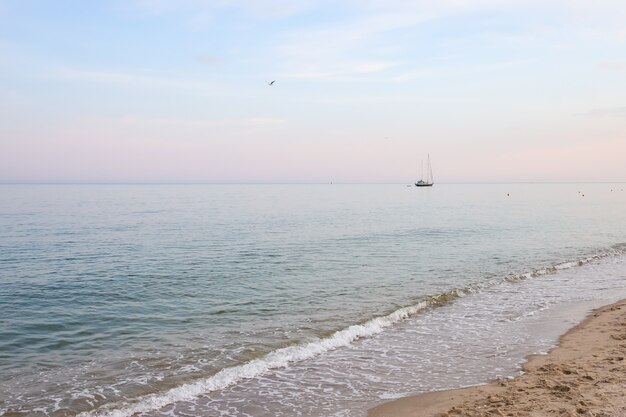 Abstrait de la belle mer été. Plage de sable doré avec océan bleu et cloudscape et coucher de soleil à l'arrière.